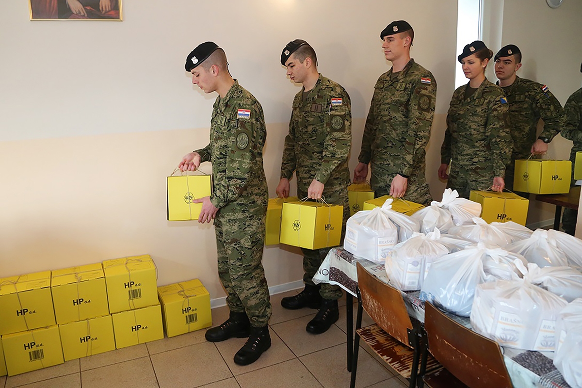 https://www.morh.hr/wp-content/gallery/kadeti-hrvatske-vojske-humanitarnim-akcijama-pomazu-potrebitima/20191220_humanitarna_akcija_kadet_02.jpg
