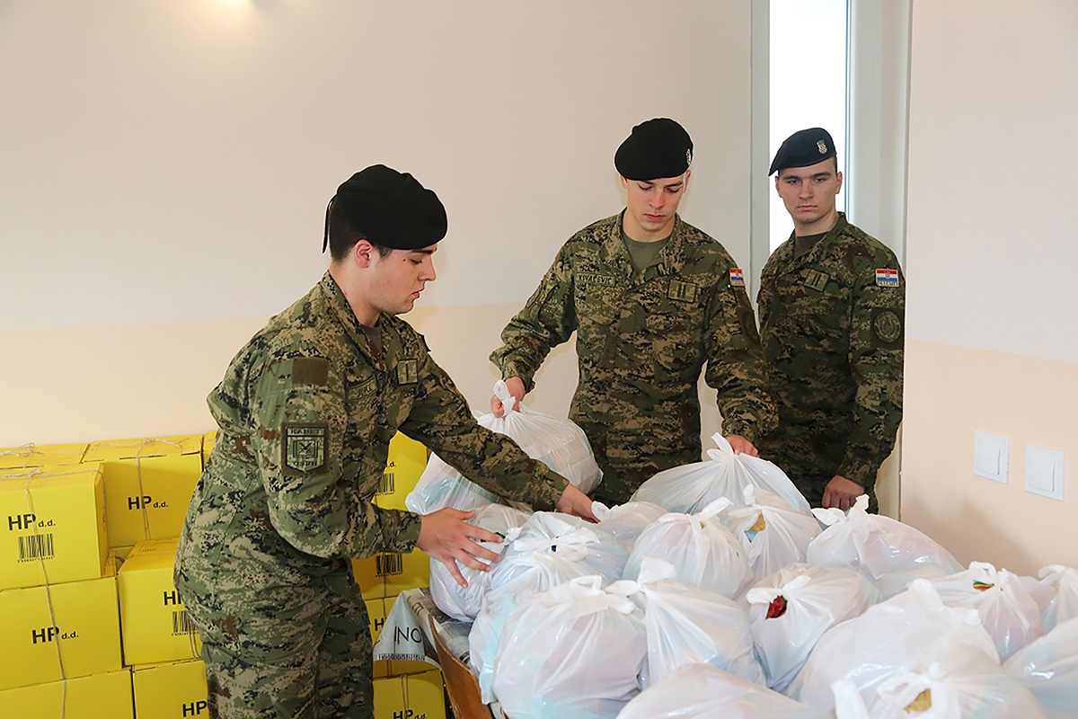 https://www.morh.hr/wp-content/gallery/kadeti-hrvatske-vojske-humanitarnim-akcijama-pomazu-potrebitima/20191220_humanitarna_akcija_kadet_03.jpg