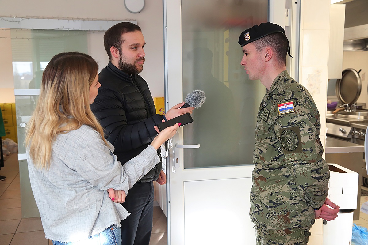 https://www.morh.hr/wp-content/gallery/kadeti-hrvatske-vojske-humanitarnim-akcijama-pomazu-potrebitima/20191220_humanitarna_akcija_kadet_05.jpg