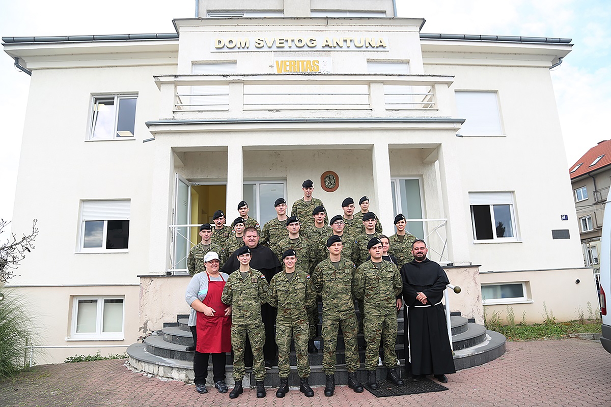 https://www.morh.hr/wp-content/gallery/kadeti-hrvatske-vojske-humanitarnim-akcijama-pomazu-potrebitima/20191220_humanitarna_akcija_kadet_08.jpg