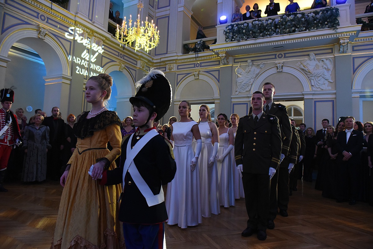 https://www.morh.hr/wp-content/gallery/kadeti-hrvatske-vojske-na-svecanom-balu-u-varazdinu/20200125_kadetski_bal_01.jpg