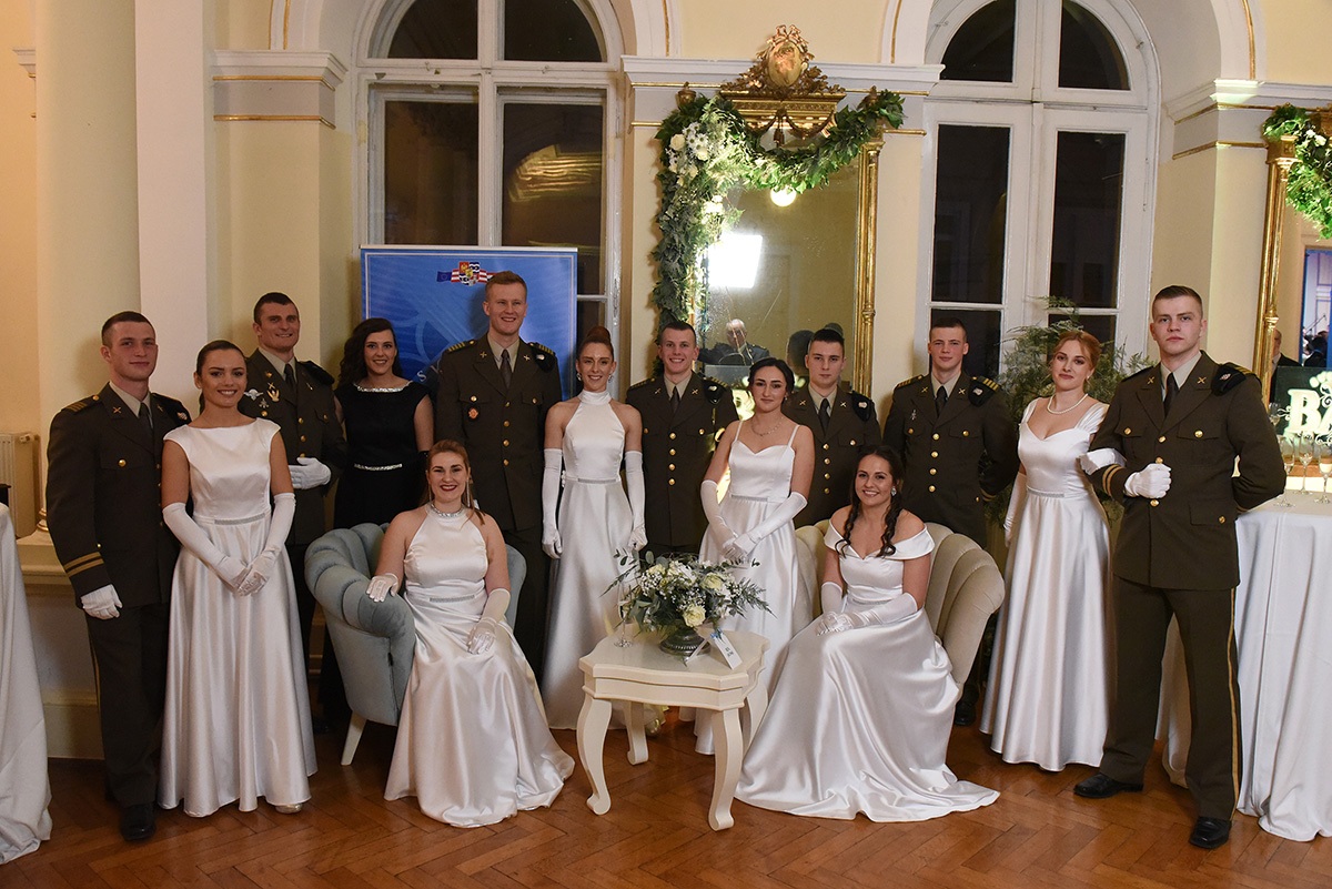https://www.morh.hr/wp-content/gallery/kadeti-hrvatske-vojske-na-svecanom-balu-u-varazdinu/20200125_kadetski_bal_10.jpg