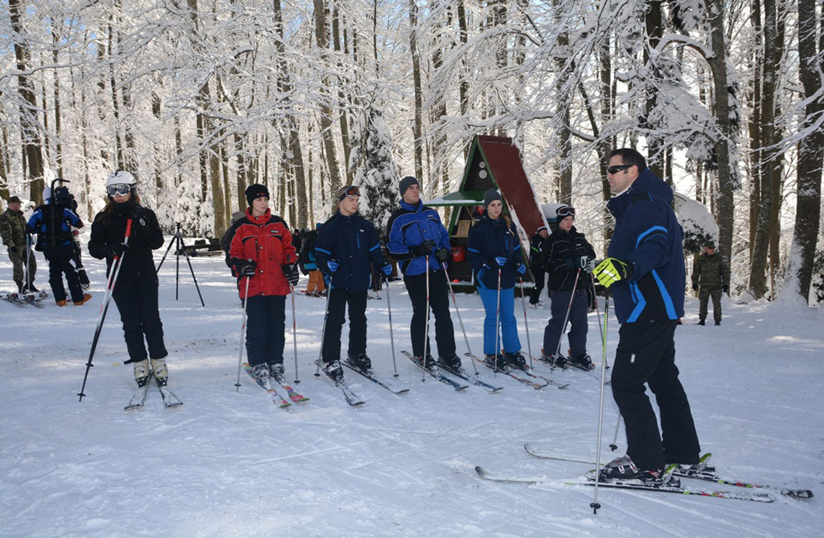 https://www.morh.hr/wp-content/gallery/kadeti-os-rh-na-skijaskoj-obuci-na-sljemenu/hvu_sljeme_28012015_08.jpg