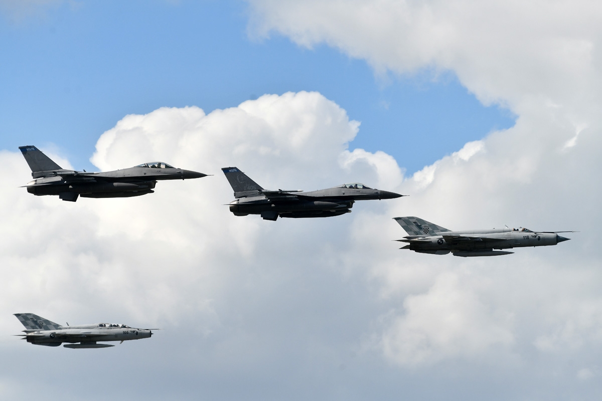 https://www.morh.hr/wp-content/gallery/kadeti-s-americkim-avionima-f-16/kadeti_f-16_06042019_02.jpg