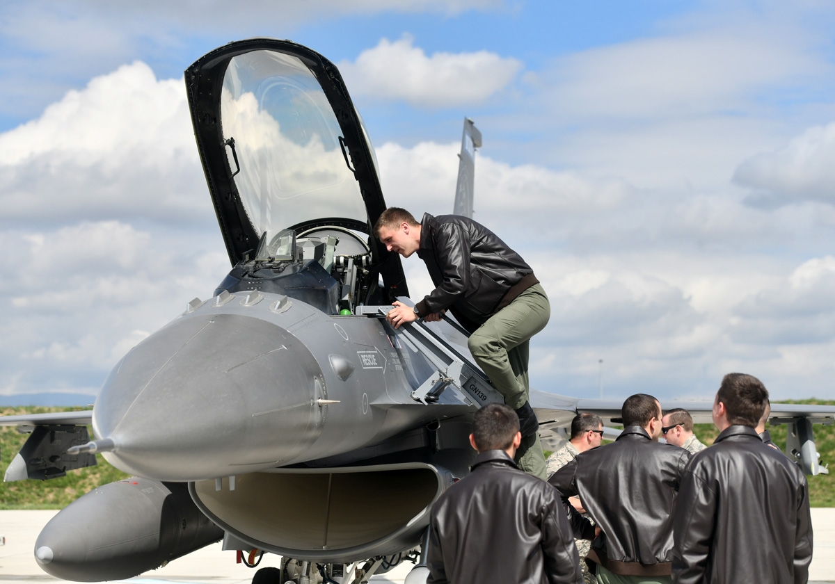 https://www.morh.hr/wp-content/gallery/kadeti-s-americkim-avionima-f-16/kadeti_f-16_06042019_06.jpg