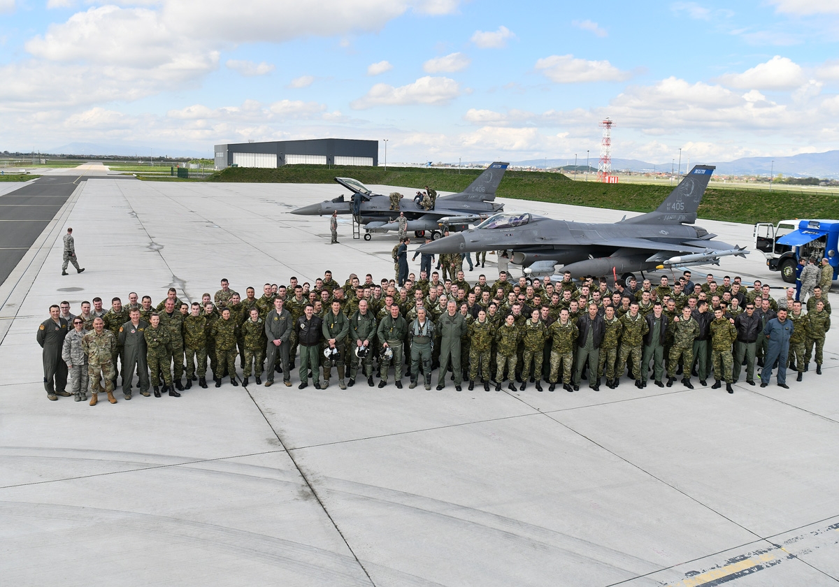 https://www.morh.hr/wp-content/gallery/kadeti-s-americkim-avionima-f-16/kadeti_f-16_06042019_07.jpg