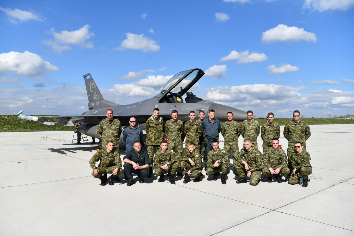 https://www.morh.hr/wp-content/gallery/kadeti-s-americkim-avionima-f-16/kadeti_f-16_06042019_21.jpg