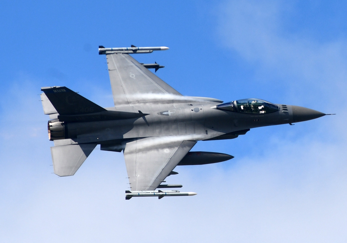 https://www.morh.hr/wp-content/gallery/kadeti-s-americkim-avionima-f-16/kadeti_f-16_06042019_28.jpg