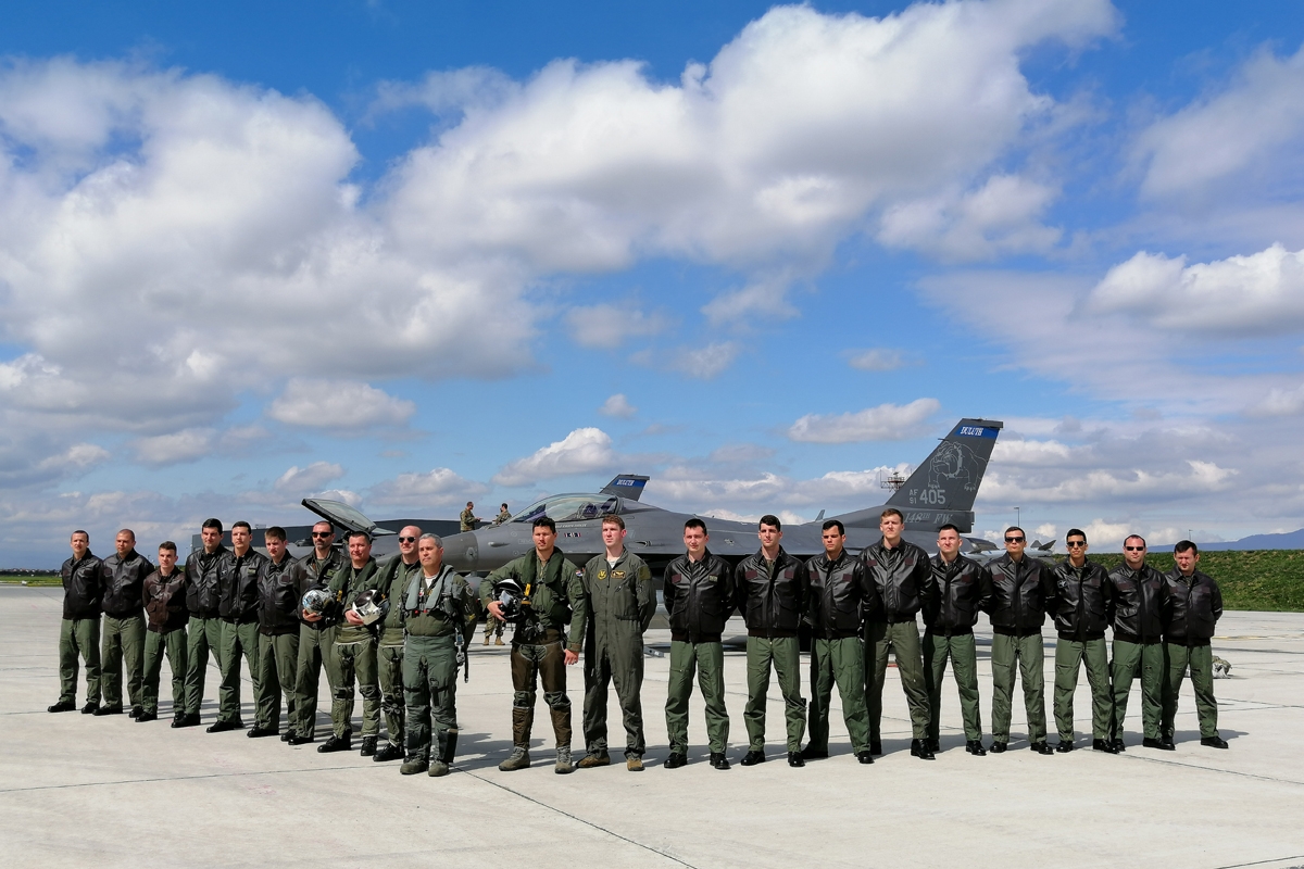 https://www.morh.hr/wp-content/gallery/kadeti-s-americkim-avionima-f-16/kadeti_pleso_06042019_3_v.jpg