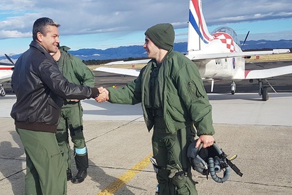 https://www.morh.hr/wp-content/gallery/kadeti-u-zemuniku-izveli-prve-samostalne-letove-na-pilatusu/prvi_samostalni_letovi_zemunik_071218_07.jpg