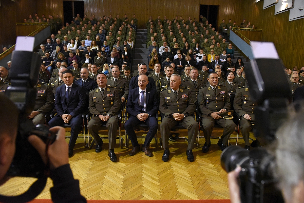 https://www.morh.hr/wp-content/gallery/kadetima-hrvatskog-vojnog-ucilista-dodijeljeni-prvi-casnicki-cinovi-i-bodezi/dodjela_cinova_kadeti_08112019_01.jpg