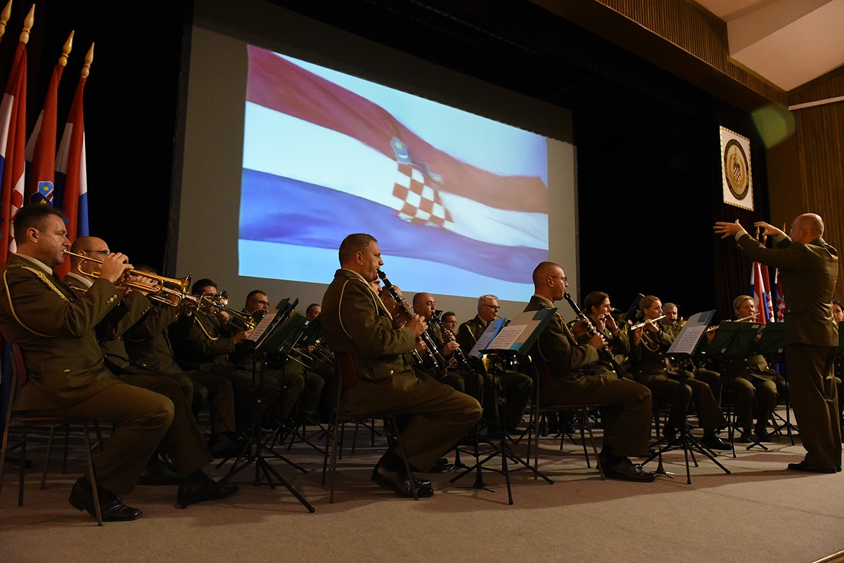 https://www.morh.hr/wp-content/gallery/kadetima-hrvatskog-vojnog-ucilista-dodijeljeni-prvi-casnicki-cinovi-i-bodezi/dodjela_cinova_kadeti_08112019_02.jpg