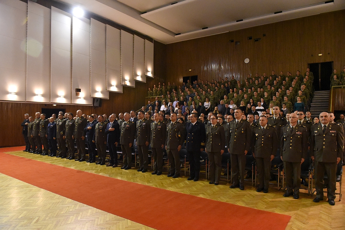https://www.morh.hr/wp-content/gallery/kadetima-hrvatskog-vojnog-ucilista-dodijeljeni-prvi-casnicki-cinovi-i-bodezi/dodjela_cinova_kadeti_08112019_03.jpg