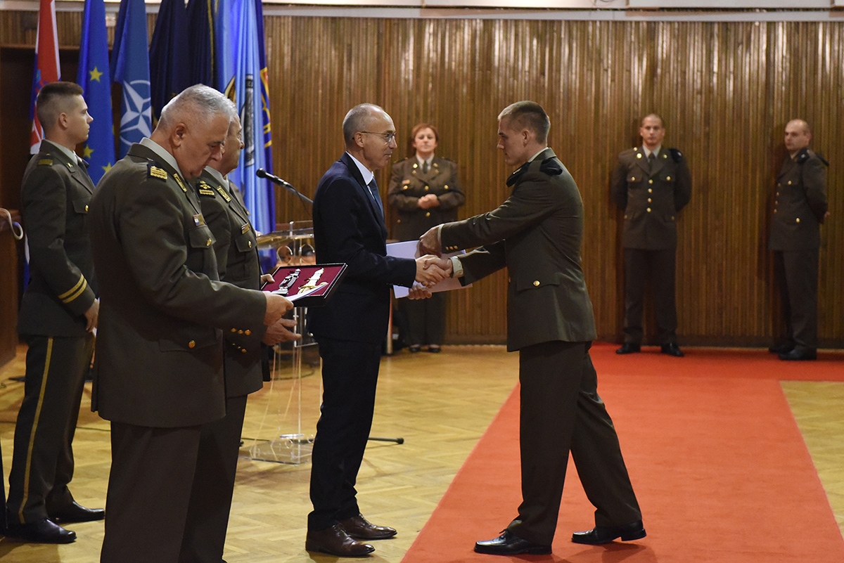 https://www.morh.hr/wp-content/gallery/kadetima-hrvatskog-vojnog-ucilista-dodijeljeni-prvi-casnicki-cinovi-i-bodezi/dodjela_cinova_kadeti_08112019_06.jpg