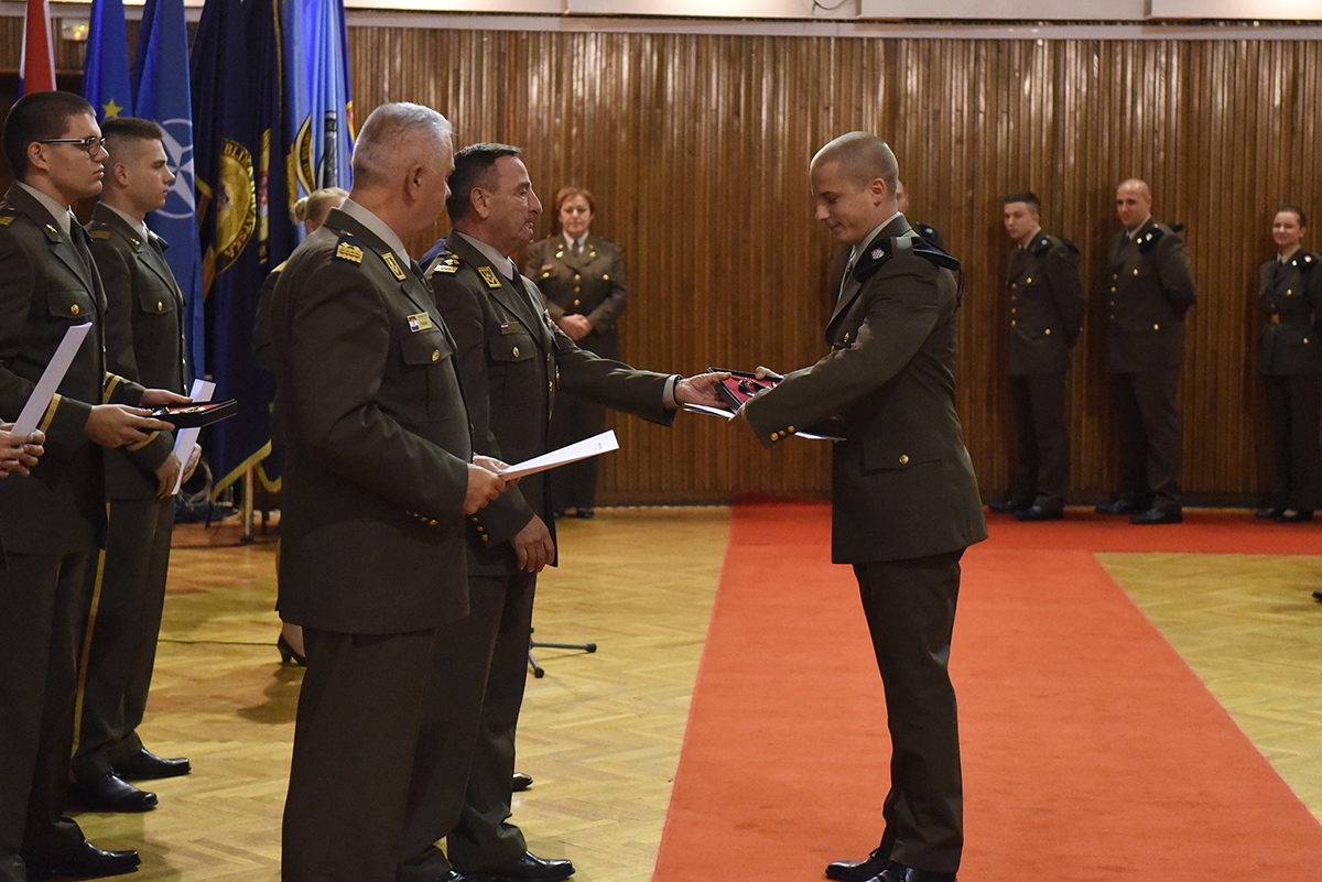 https://www.morh.hr/wp-content/gallery/kadetima-hrvatskog-vojnog-ucilista-dodijeljeni-prvi-casnicki-cinovi-i-bodezi/dodjela_cinova_kadeti_08112019_07.jpg