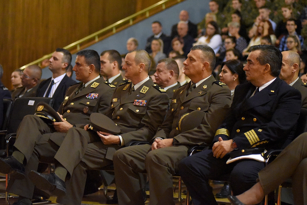 https://www.morh.hr/wp-content/gallery/kadetima-hrvatskog-vojnog-ucilista-dodijeljeni-prvi-casnicki-cinovi-i-bodezi/dodjela_cinova_kadeti_08112019_08.jpg