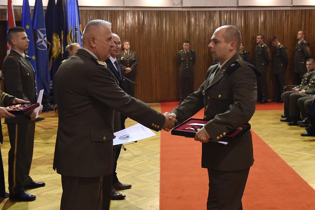https://www.morh.hr/wp-content/gallery/kadetima-hrvatskog-vojnog-ucilista-dodijeljeni-prvi-casnicki-cinovi-i-bodezi/dodjela_cinova_kadeti_08112019_09.jpg
