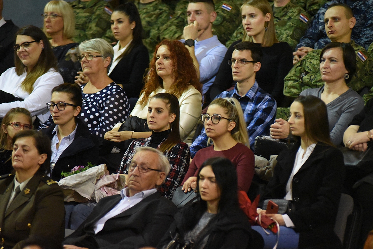 https://www.morh.hr/wp-content/gallery/kadetima-hrvatskog-vojnog-ucilista-dodijeljeni-prvi-casnicki-cinovi-i-bodezi/dodjela_cinova_kadeti_08112019_10.jpg