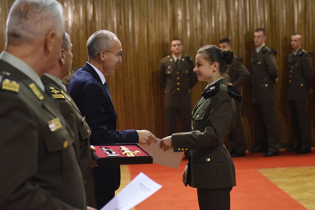 https://www.morh.hr/wp-content/gallery/kadetima-hrvatskog-vojnog-ucilista-dodijeljeni-prvi-casnicki-cinovi-i-bodezi/dodjela_cinova_kadeti_08112019_11.jpg