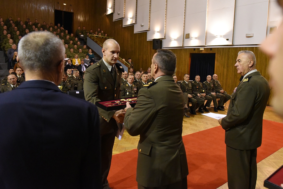 https://www.morh.hr/wp-content/gallery/kadetima-hrvatskog-vojnog-ucilista-dodijeljeni-prvi-casnicki-cinovi-i-bodezi/dodjela_cinova_kadeti_08112019_12.jpg