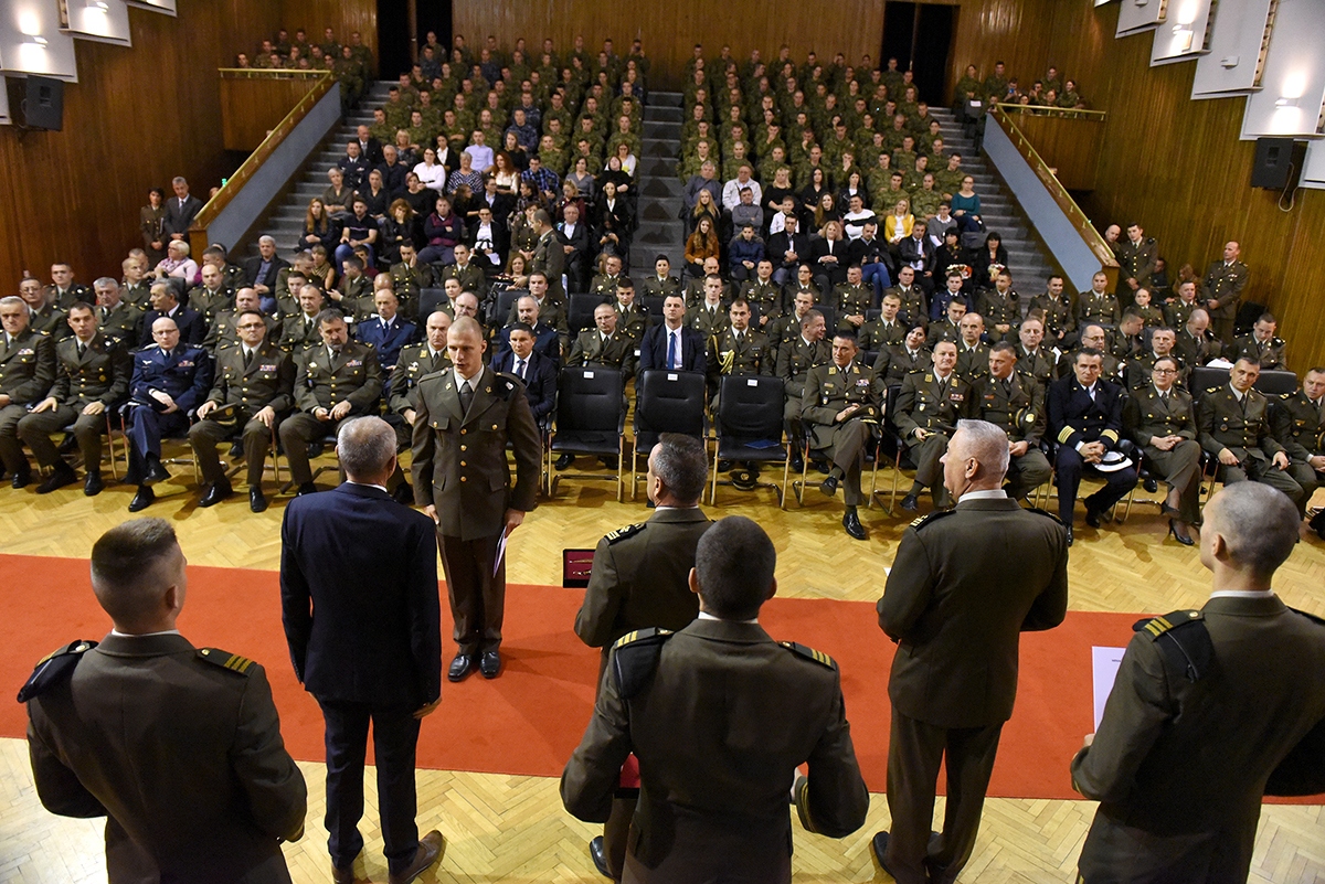 https://www.morh.hr/wp-content/gallery/kadetima-hrvatskog-vojnog-ucilista-dodijeljeni-prvi-casnicki-cinovi-i-bodezi/dodjela_cinova_kadeti_08112019_13.jpg