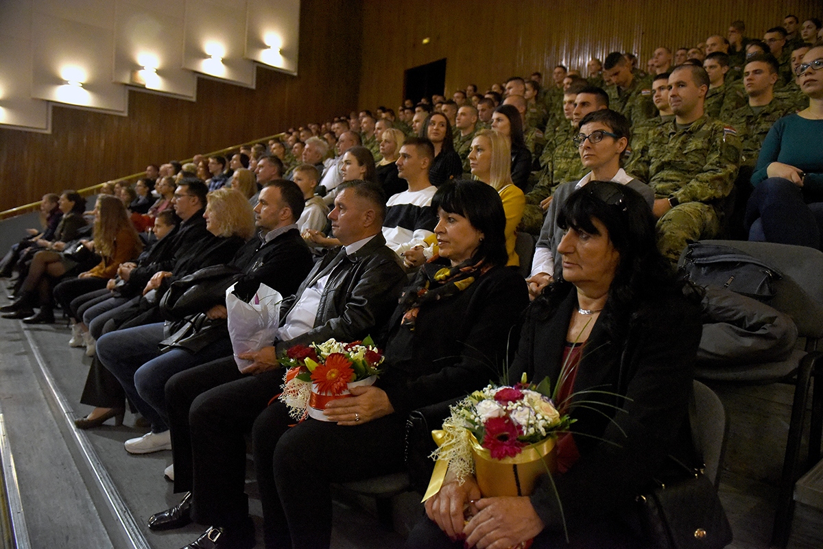 https://www.morh.hr/wp-content/gallery/kadetima-hrvatskog-vojnog-ucilista-dodijeljeni-prvi-casnicki-cinovi-i-bodezi/dodjela_cinova_kadeti_08112019_14.jpg