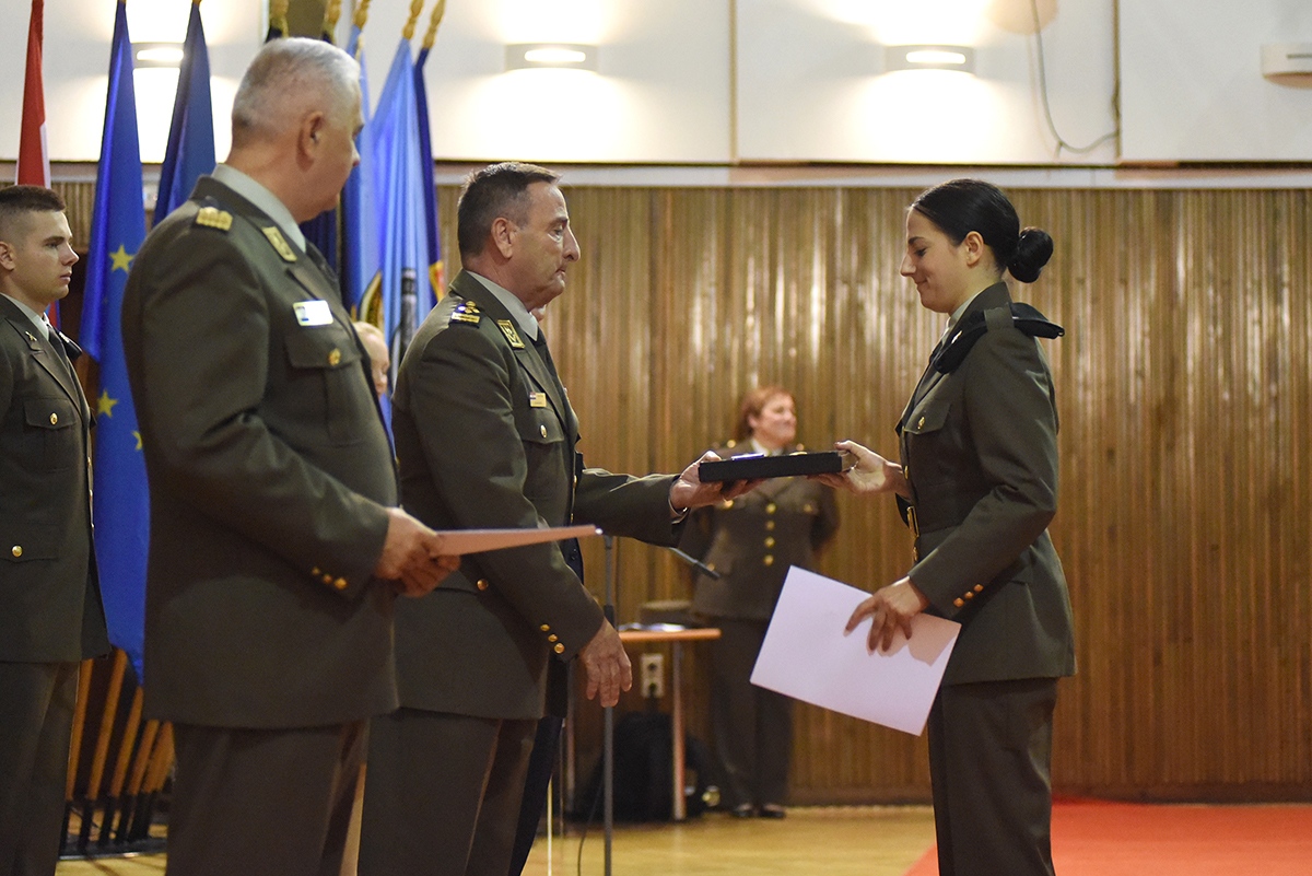 https://www.morh.hr/wp-content/gallery/kadetima-hrvatskog-vojnog-ucilista-dodijeljeni-prvi-casnicki-cinovi-i-bodezi/dodjela_cinova_kadeti_08112019_15.jpg