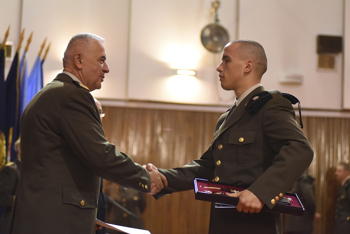 https://www.morh.hr/wp-content/gallery/kadetima-hrvatskog-vojnog-ucilista-dodijeljeni-prvi-casnicki-cinovi-i-bodezi/dodjela_cinova_kadeti_08112019_16.jpg