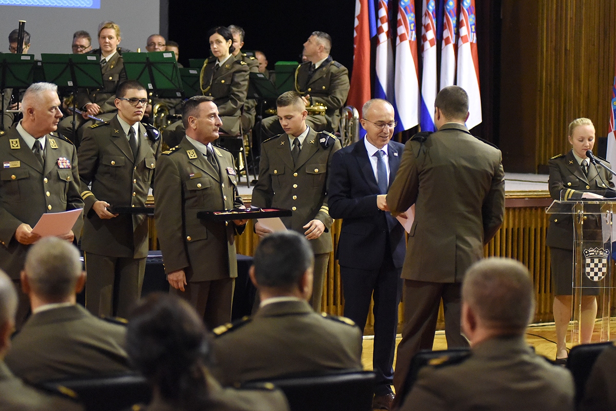 https://www.morh.hr/wp-content/gallery/kadetima-hrvatskog-vojnog-ucilista-dodijeljeni-prvi-casnicki-cinovi-i-bodezi/dodjela_cinova_kadeti_08112019_17.jpg