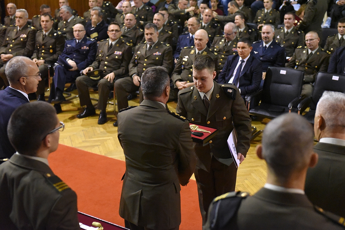 https://www.morh.hr/wp-content/gallery/kadetima-hrvatskog-vojnog-ucilista-dodijeljeni-prvi-casnicki-cinovi-i-bodezi/dodjela_cinova_kadeti_08112019_18.jpg