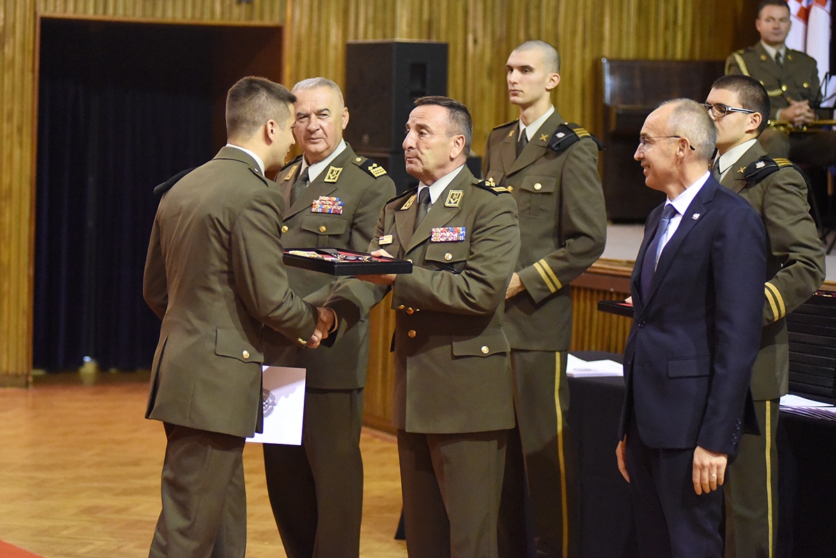 https://www.morh.hr/wp-content/gallery/kadetima-hrvatskog-vojnog-ucilista-dodijeljeni-prvi-casnicki-cinovi-i-bodezi/dodjela_cinova_kadeti_08112019_19.jpg
