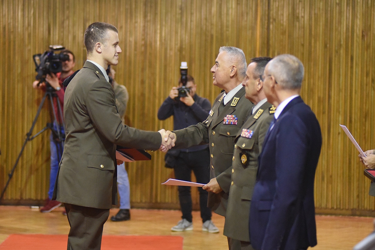 https://www.morh.hr/wp-content/gallery/kadetima-hrvatskog-vojnog-ucilista-dodijeljeni-prvi-casnicki-cinovi-i-bodezi/dodjela_cinova_kadeti_08112019_20.jpg