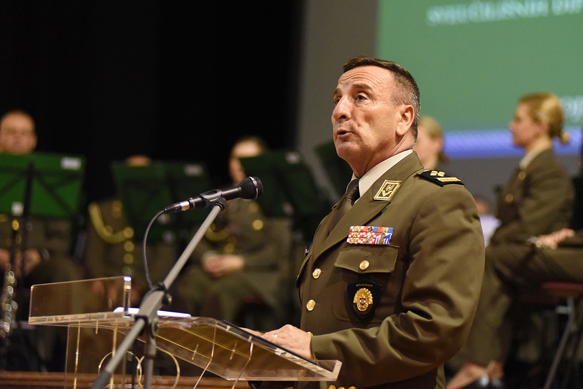 https://www.morh.hr/wp-content/gallery/kadetima-hrvatskog-vojnog-ucilista-dodijeljeni-prvi-casnicki-cinovi-i-bodezi/dodjela_cinova_kadeti_08112019_21.jpg