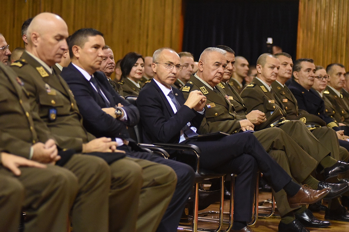 https://www.morh.hr/wp-content/gallery/kadetima-hrvatskog-vojnog-ucilista-dodijeljeni-prvi-casnicki-cinovi-i-bodezi/dodjela_cinova_kadeti_08112019_22.jpg