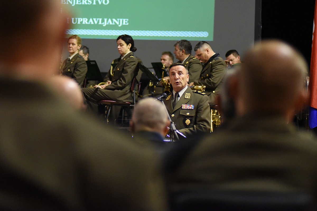 https://www.morh.hr/wp-content/gallery/kadetima-hrvatskog-vojnog-ucilista-dodijeljeni-prvi-casnicki-cinovi-i-bodezi/dodjela_cinova_kadeti_08112019_23.jpg