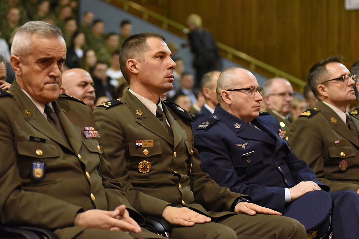 https://www.morh.hr/wp-content/gallery/kadetima-hrvatskog-vojnog-ucilista-dodijeljeni-prvi-casnicki-cinovi-i-bodezi/dodjela_cinova_kadeti_08112019_25.jpg