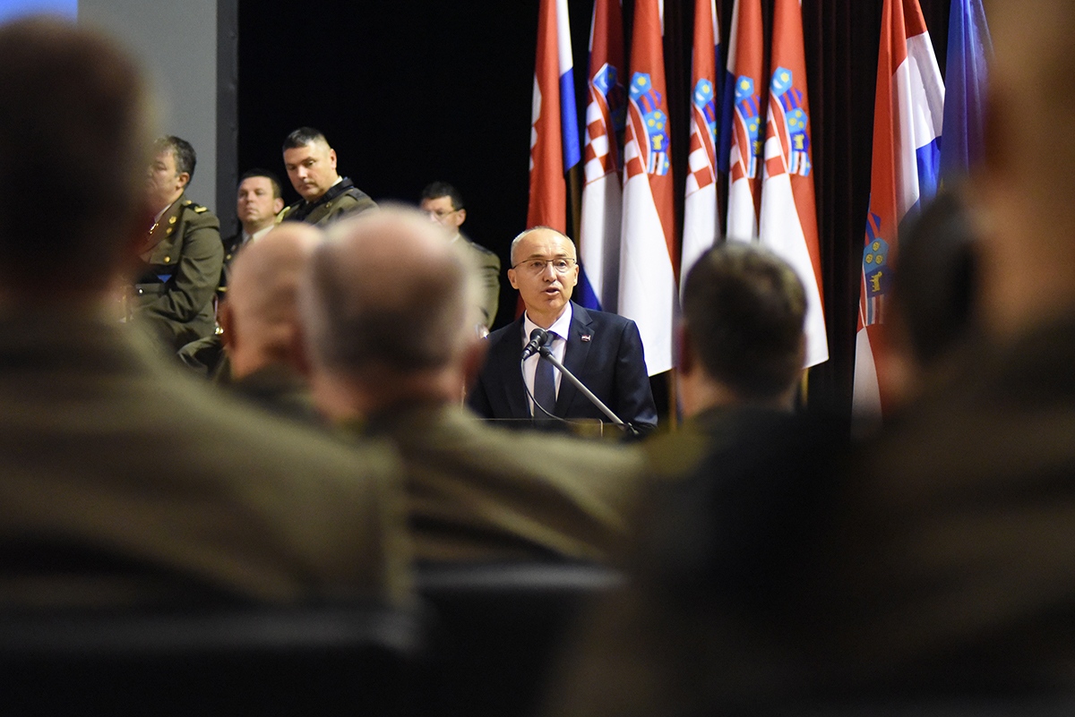 https://www.morh.hr/wp-content/gallery/kadetima-hrvatskog-vojnog-ucilista-dodijeljeni-prvi-casnicki-cinovi-i-bodezi/dodjela_cinova_kadeti_08112019_26.jpg