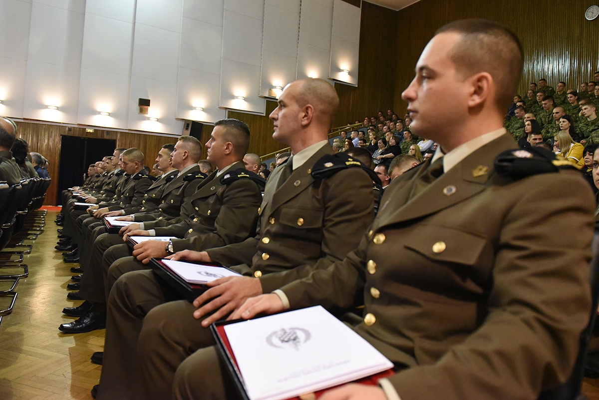 https://www.morh.hr/wp-content/gallery/kadetima-hrvatskog-vojnog-ucilista-dodijeljeni-prvi-casnicki-cinovi-i-bodezi/dodjela_cinova_kadeti_08112019_27.jpg