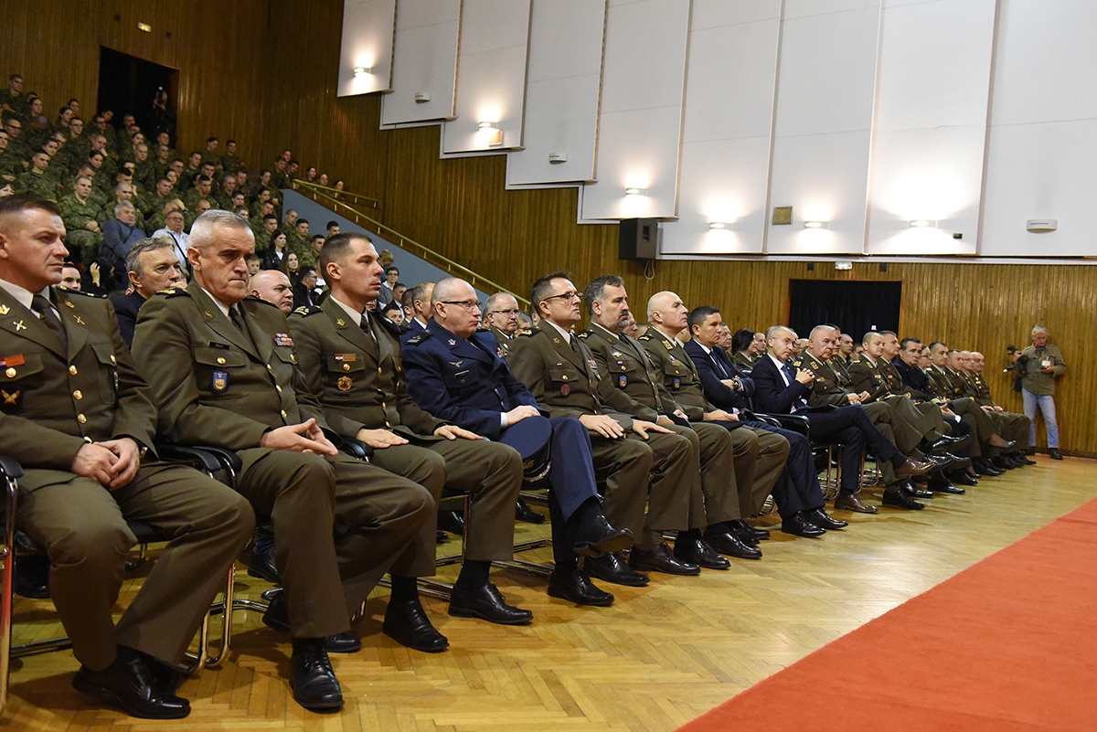 https://www.morh.hr/wp-content/gallery/kadetima-hrvatskog-vojnog-ucilista-dodijeljeni-prvi-casnicki-cinovi-i-bodezi/dodjela_cinova_kadeti_08112019_28.jpg