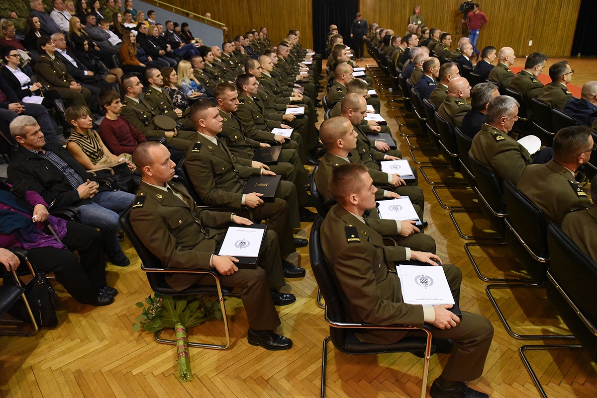 https://www.morh.hr/wp-content/gallery/kadetima-hrvatskog-vojnog-ucilista-dodijeljeni-prvi-casnicki-cinovi-i-bodezi/dodjela_cinova_kadeti_08112019_29.jpg