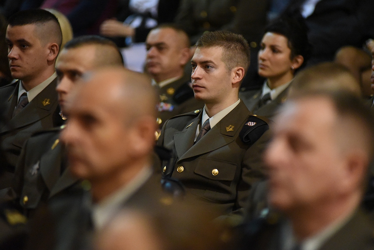 https://www.morh.hr/wp-content/gallery/kadetima-hrvatskog-vojnog-ucilista-dodijeljeni-prvi-casnicki-cinovi-i-bodezi/dodjela_cinova_kadeti_08112019_30.jpg