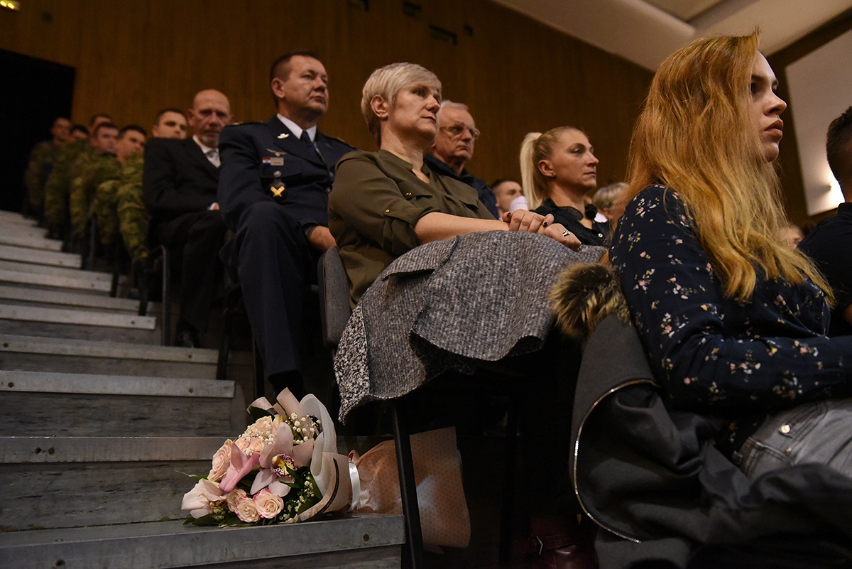 https://www.morh.hr/wp-content/gallery/kadetima-hrvatskog-vojnog-ucilista-dodijeljeni-prvi-casnicki-cinovi-i-bodezi/dodjela_cinova_kadeti_08112019_31.jpg