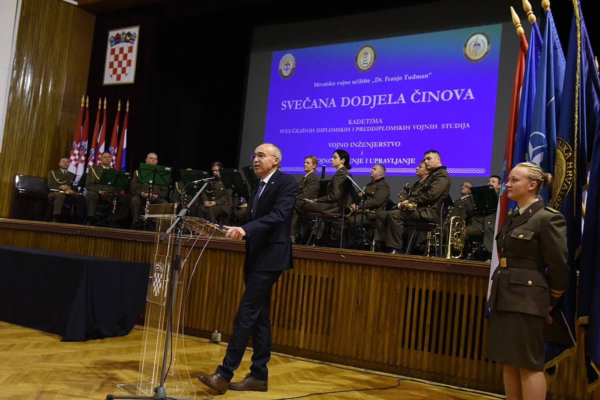 https://www.morh.hr/wp-content/gallery/kadetima-hrvatskog-vojnog-ucilista-dodijeljeni-prvi-casnicki-cinovi-i-bodezi/dodjela_cinova_kadeti_08112019_32.jpg