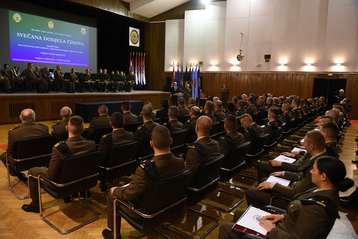 https://www.morh.hr/wp-content/gallery/kadetima-hrvatskog-vojnog-ucilista-dodijeljeni-prvi-casnicki-cinovi-i-bodezi/dodjela_cinova_kadeti_08112019_33.jpg