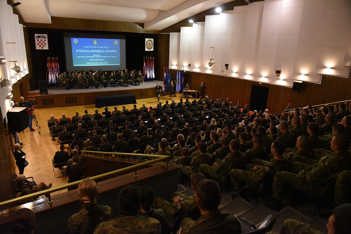 https://www.morh.hr/wp-content/gallery/kadetima-hrvatskog-vojnog-ucilista-dodijeljeni-prvi-casnicki-cinovi-i-bodezi/dodjela_cinova_kadeti_08112019_35.jpg