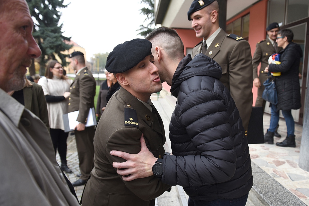 https://www.morh.hr/wp-content/gallery/kadetima-hrvatskog-vojnog-ucilista-dodijeljeni-prvi-casnicki-cinovi-i-bodezi/dodjela_cinova_kadeti_08112019_36.jpg