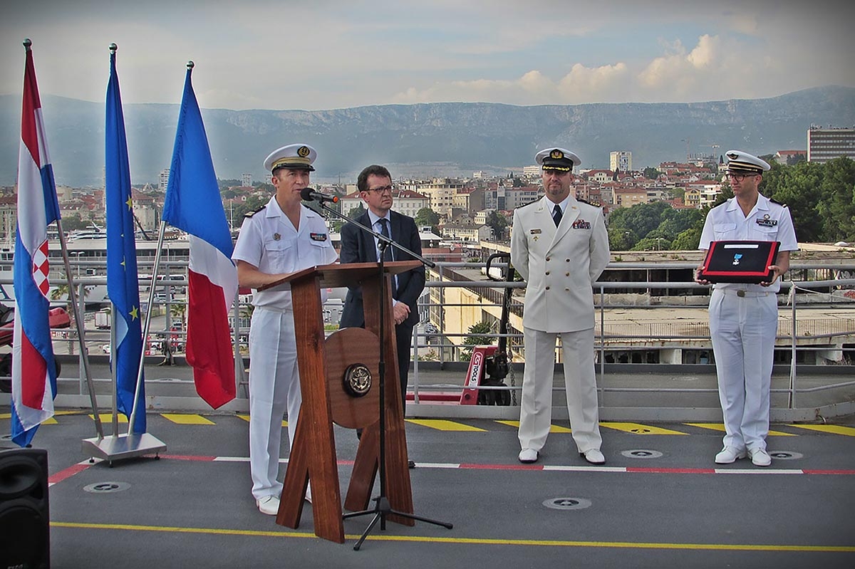 https://www.morh.hr/wp-content/gallery/kapetanu-bojnog-broda-francoisu-buju-uruceno-francusko-odlicje/buj_05062019_04.jpg