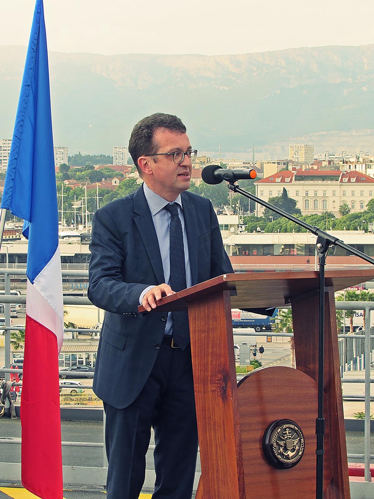 https://www.morh.hr/wp-content/gallery/kapetanu-bojnog-broda-francoisu-buju-uruceno-francusko-odlicje/buj_05062019_05.jpg