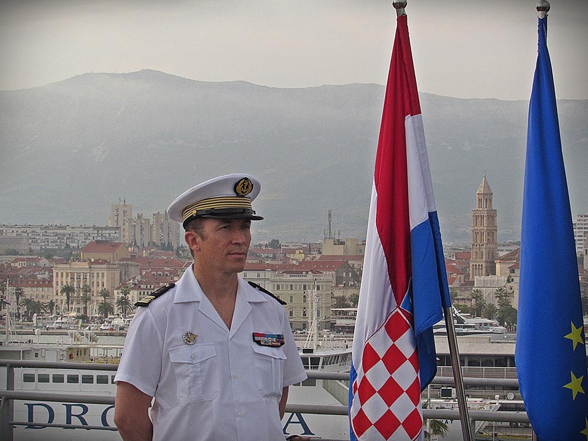 https://www.morh.hr/wp-content/gallery/kapetanu-bojnog-broda-francoisu-buju-uruceno-francusko-odlicje/buj_05062019_06.jpg