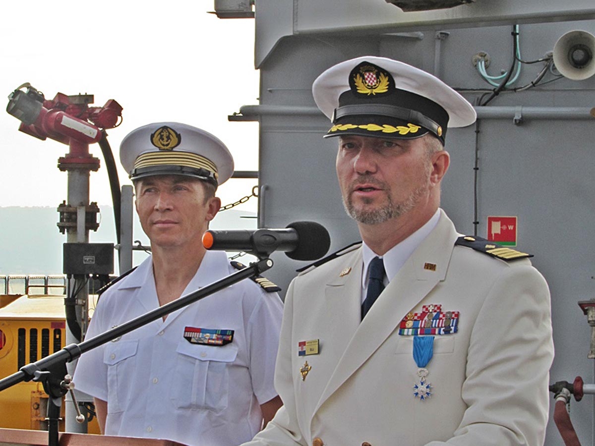 https://www.morh.hr/wp-content/gallery/kapetanu-bojnog-broda-francoisu-buju-uruceno-francusko-odlicje/buj_05062019_10.jpg